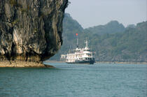 Barque dans la baie d'Along. © Philip Plisson / Plisson La Trinité / AA12309 - Nos reportages photos - Site [Vietnam]