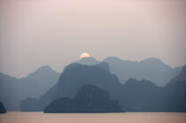Coucher de soleil dans la baie d'Along. © Philip Plisson / Plisson La Trinité / AA12326 - Nos reportages photos - Site [Vietnam]