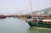 Jonques dans le port d'Along. © Philip Plisson / Plisson La Trinité / AA12358 - Nos reportages photos - Ville [Vietnam]