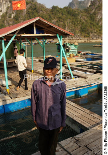 Un pêcheur vietnamien. - © Philip Plisson / Plisson La Trinité / AA12368 - Nos reportages photos - Homme
