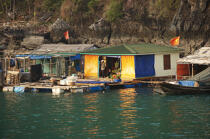 Maison flottante dans la Baie d'Along. © Philip Plisson / Plisson La Trinité / AA12381 - Nos reportages photos - La Baie d'Along, Vietnam