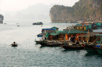 Village dans la Baie d'Along. © Philip Plisson / Plisson La Trinité / AA12382 - Nos reportages photos - Vietnam