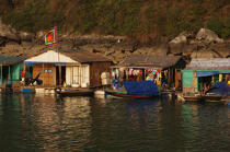 Village dans la Baie d'Along. © Philip Plisson / Plisson La Trinité / AA12383 - Nos reportages photos - Vietnam