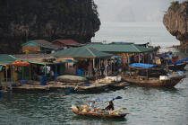 Commerçants sur barques dans la Baie d'Along. © Philip Plisson / Plisson La Trinité / AA12386 - Nos reportages photos - Vietnam
