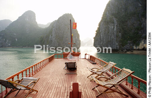 Higher deck of a junk in Along Bay. - © Philip Plisson / Plisson La Trinité / AA12394 - Photo Galleries - Along Bay, Vietnam