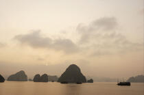 Sunset in Along Bay. © Philip Plisson / Plisson La Trinité / AA12396 - Photo Galleries - Along Bay, Vietnam