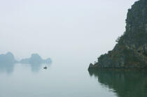 La Baie d'Along dans la brume. © Philip Plisson / Plisson La Trinité / AA12410 - Nos reportages photos - Vietnam