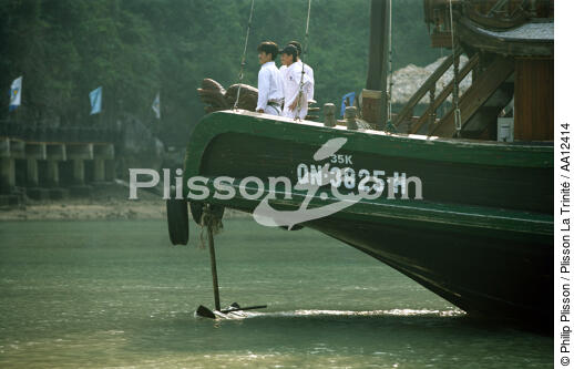 Sailors on the deck of a junk in Along. - © Philip Plisson / Plisson La Trinité / AA12414 - Photo Galleries - Along Bay, Vietnam