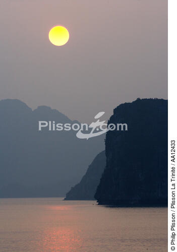 Coucher de soleil dans la baie d'Along - © Philip Plisson / Plisson La Trinité / AA12433 - Nos reportages photos - La Baie d'Along, Vietnam