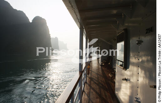 Gangway of the Emeraude in front of a temple in Along Bay. - © Philip Plisson / Plisson La Trinité / AA12437 - Photo Galleries - Cliff