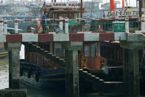 Pont dans le port d'Along. © Philip Plisson / Plisson La Trinité / AA12444 - Nos reportages photos - Ville [Vietnam]
