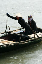 Deux femmes dans une barque dans la baie d'Along. © Philip Plisson / Plisson La Trinité / AA12449 - Nos reportages photos - Vietnam