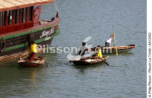 Trois barques au bord d'un jonque dans le port d'Along. - © Philip Plisson / Plisson La Trinité / AA12453 - Nos reportages photos - La Baie d'Along, Vietnam