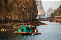 Habitation dans la baie d'Along. © Philip Plisson / Plisson La Trinité / AA12459 - Nos reportages photos - La Baie d'Along, Vietnam