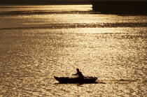 Barque dans la baie d'Along. © Philip Plisson / Plisson La Trinité / AA12460 - Nos reportages photos - Coucher de soleil