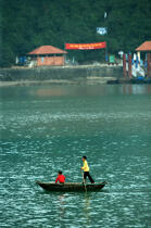 Barque dans la baie d'Along. © Philip Plisson / Plisson La Trinité / AA12461 - Nos reportages photos - Vietnam