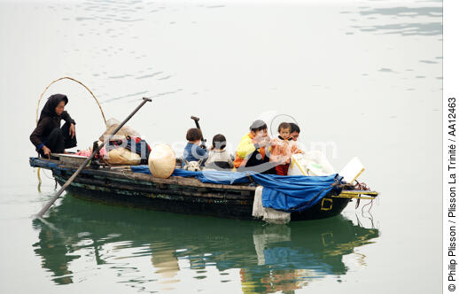 Une vieille femme et sa famille dans une barque dans la baie d'Along. - © Philip Plisson / Plisson La Trinité / AA12463 - Nos reportages photos - Reflet