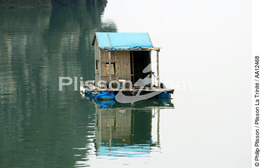 Cabane flottante dans la baie d'Along. - © Philip Plisson / Plisson La Trinité / AA12468 - Nos reportages photos - Reflet