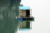 Floating hut in Along Bay. © Philip Plisson / Plisson La Trinité / AA12468 - Photo Galleries - Floating house