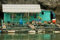 Une habitation dans un village de la baie d'Along. © Philip Plisson / Plisson La Trinité / AA12471 - Nos reportages photos - Site [Vietnam]