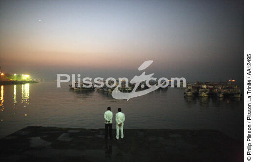Sur le port de Bombay. - © Philip Plisson / Plisson La Trinité / AA12495 - Nos reportages photos - Homme