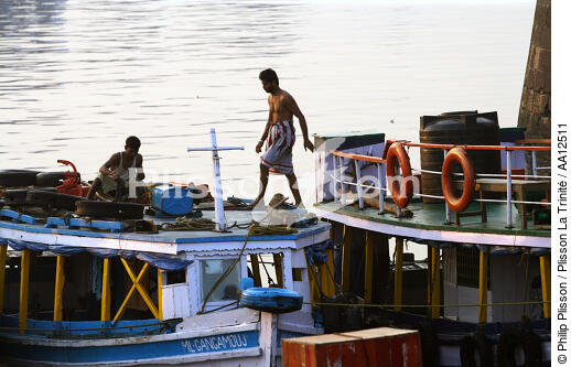 Bateaux dans le port de Bombay. - © Philip Plisson / Plisson La Trinité / AA12511 - Nos reportages photos - Homme