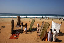 Offrandes sur la plage de Varkala. © Philip Plisson / Plisson La Trinité / AA12513 - Nos reportages photos - La petite pêche au Kerala, Inde du sud