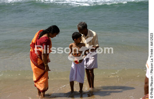 Offrande sur la plage de Varkala. - © Philip Plisson / Plisson La Trinité / AA12523 - Nos reportages photos - Culte