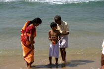 Offrande sur la plage de Varkala. © Philip Plisson / Plisson La Trinité / AA12523 - Nos reportages photos - Ville [Kerala]