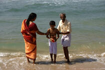 Offrande sur la plage de Varkala. © Philip Plisson / Plisson La Trinité / AA12524 - Nos reportages photos - La petite pêche au Kerala, Inde du sud