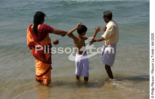 Offrande sur la plage de Varkala. - © Philip Plisson / Plisson La Trinité / AA12525 - Nos reportages photos - Etats [Inde]