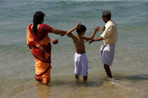 Offrande sur la plage de Varkala. © Philip Plisson / Plisson La Trinité / AA12525 - Nos reportages photos - Inde