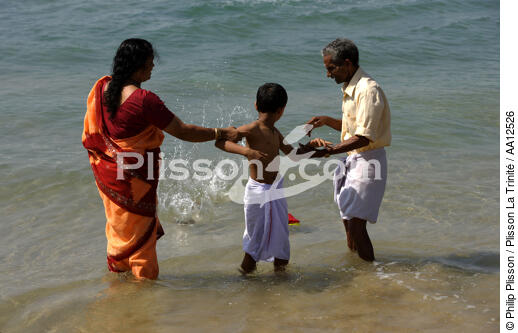 Offrande sur la plage de Varkala. - © Philip Plisson / Plisson La Trinité / AA12526 - Nos reportages photos - Homme