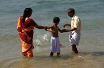 Offrande sur la plage de Varkala. © Philip Plisson / Plisson La Trinité / AA12526 - Nos reportages photos - La petite pêche au Kerala, Inde du sud