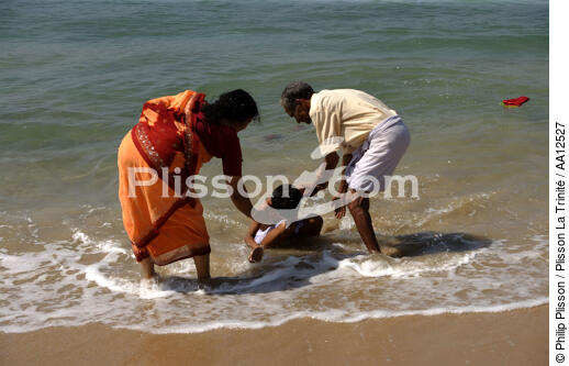 Offrande sur la plage de Varkala. - © Philip Plisson / Plisson La Trinité / AA12527 - Nos reportages photos - La petite pêche au Kerala, Inde du sud