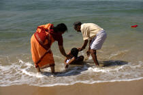 Offrande sur la plage de Varkala. © Philip Plisson / Plisson La Trinité / AA12527 - Nos reportages photos - La petite pêche au Kerala, Inde du sud