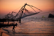 Chinese nets à Cochin. © Philip Plisson / Plisson La Trinité / AA12536 - Nos reportages photos - La petite pêche au Kerala, Inde du sud