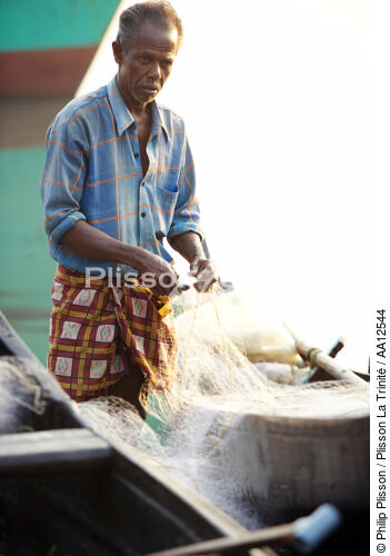 Pêcheur à Cochin. - © Philip Plisson / Plisson La Trinité / AA12544 - Nos reportages photos - Homme