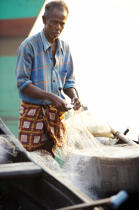 Pêcheur à Cochin. © Philip Plisson / Plisson La Trinité / AA12544 - Nos reportages photos - Ville [Kerala]