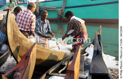 Pêcheurs à Cochin. - © Philip Plisson / Plisson La Trinité / AA12545 - Nos reportages photos - Homme