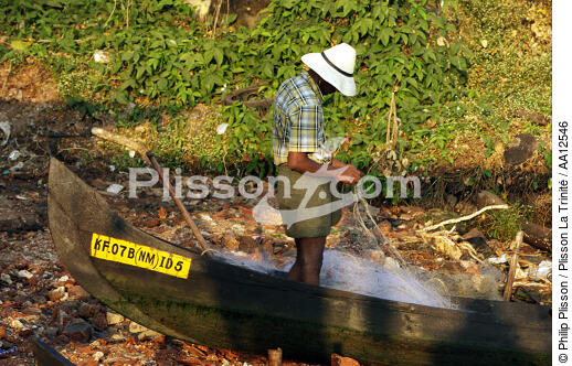 Pêcheur à Cochin. - © Philip Plisson / Plisson La Trinité / AA12546 - Nos reportages photos - Homme