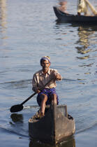 Les Backwaters du Kérala. © Philip Plisson / Plisson La Trinité / AA12564 - Nos reportages photos - Pêcheur