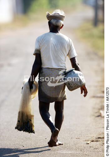 Pêcheur à Cochin. - © Philip Plisson / Plisson La Trinité / AA12570 - Nos reportages photos - Homme