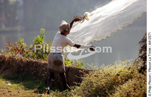 Pêcheur à Cochin. - © Philip Plisson / Plisson La Trinité / AA12571 - Nos reportages photos - Homme