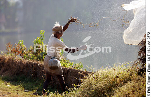 Pêcheur à Cochin. - © Philip Plisson / Plisson La Trinité / AA12572 - Nos reportages photos - Homme
