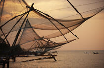 Chinese nets à Cochin. © Philip Plisson / Plisson La Trinité / AA12580 - Nos reportages photos - La petite pêche au Kerala, Inde du sud