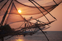 Chinese nets à Cochin. © Philip Plisson / Plisson La Trinité / AA12581 - Nos reportages photos - La petite pêche au Kerala, Inde du sud