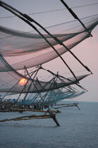Chinese Nets in Cochin. © Philip Plisson / Plisson La Trinité / AA12582 - Photo Galleries - Cochin