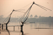 Chinese nets à Cochin. © Philip Plisson / Plisson La Trinité / AA12583 - Nos reportages photos - La petite pêche au Kerala, Inde du sud