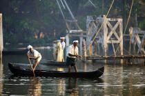 Pêche dans les backwaters.. © Philip Plisson / Plisson La Trinité / AA12586 - Nos reportages photos - La petite pêche au Kerala, Inde du sud